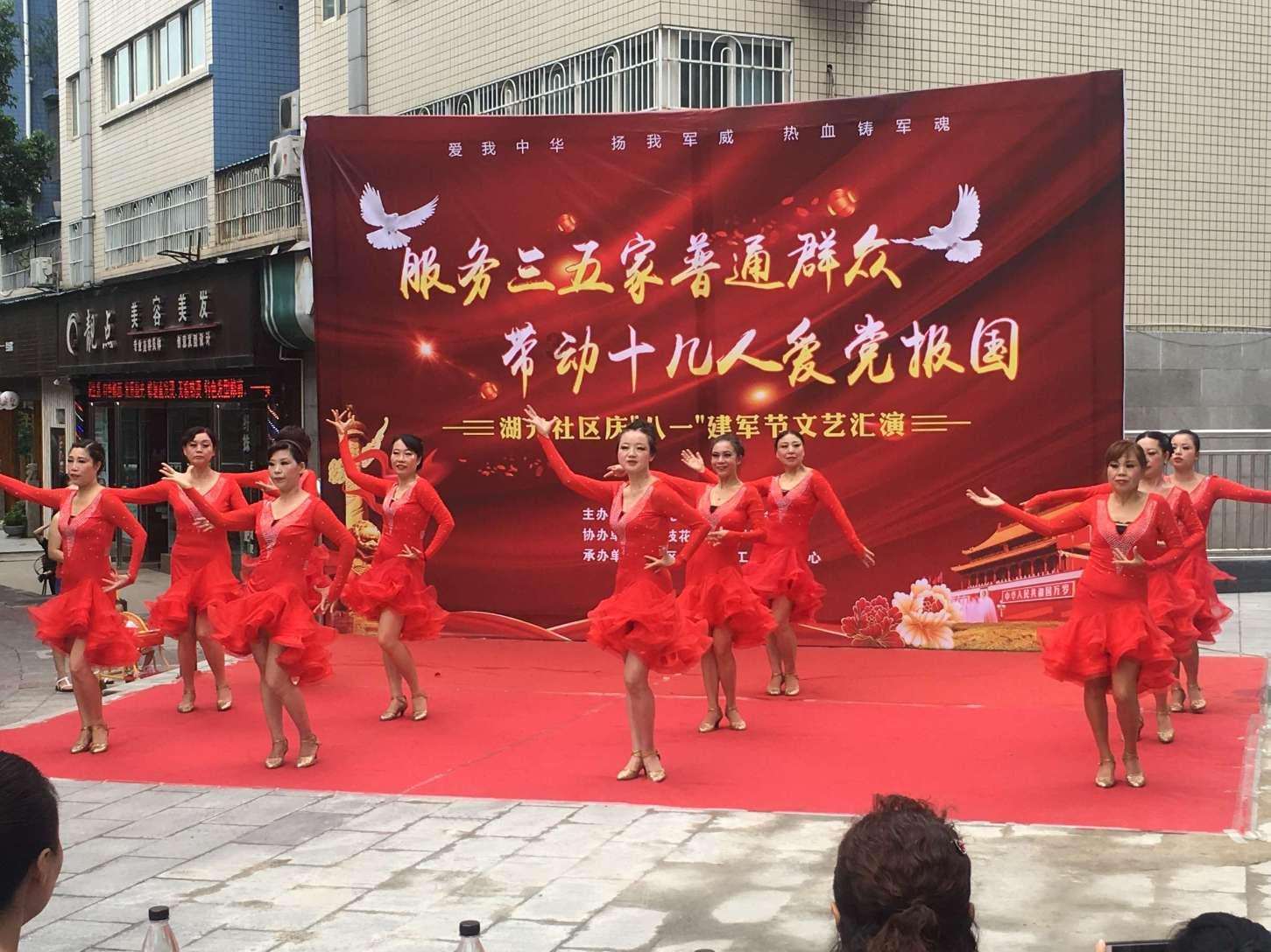 救援时尚的女孩